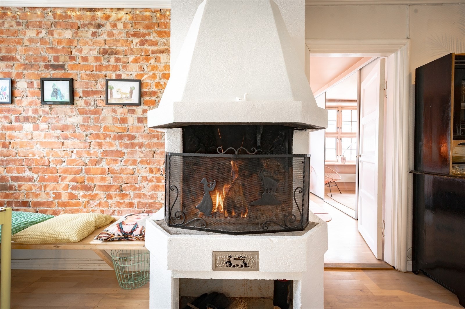 I tillegg setter en dekorativ og kraftfull peis prikken over i-en - og gir rommet en lun, rustikk og hjemmekoselig følelse. Galleribilde