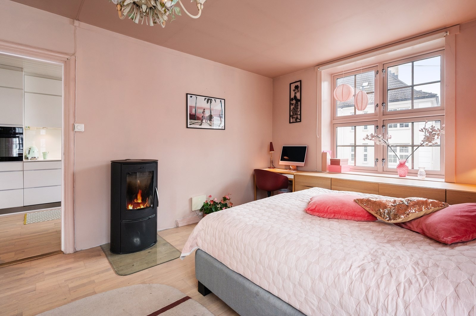 En moderne peisovn gir rommet både varme og en lun, eksklusiv atmosfære. Galleribilde