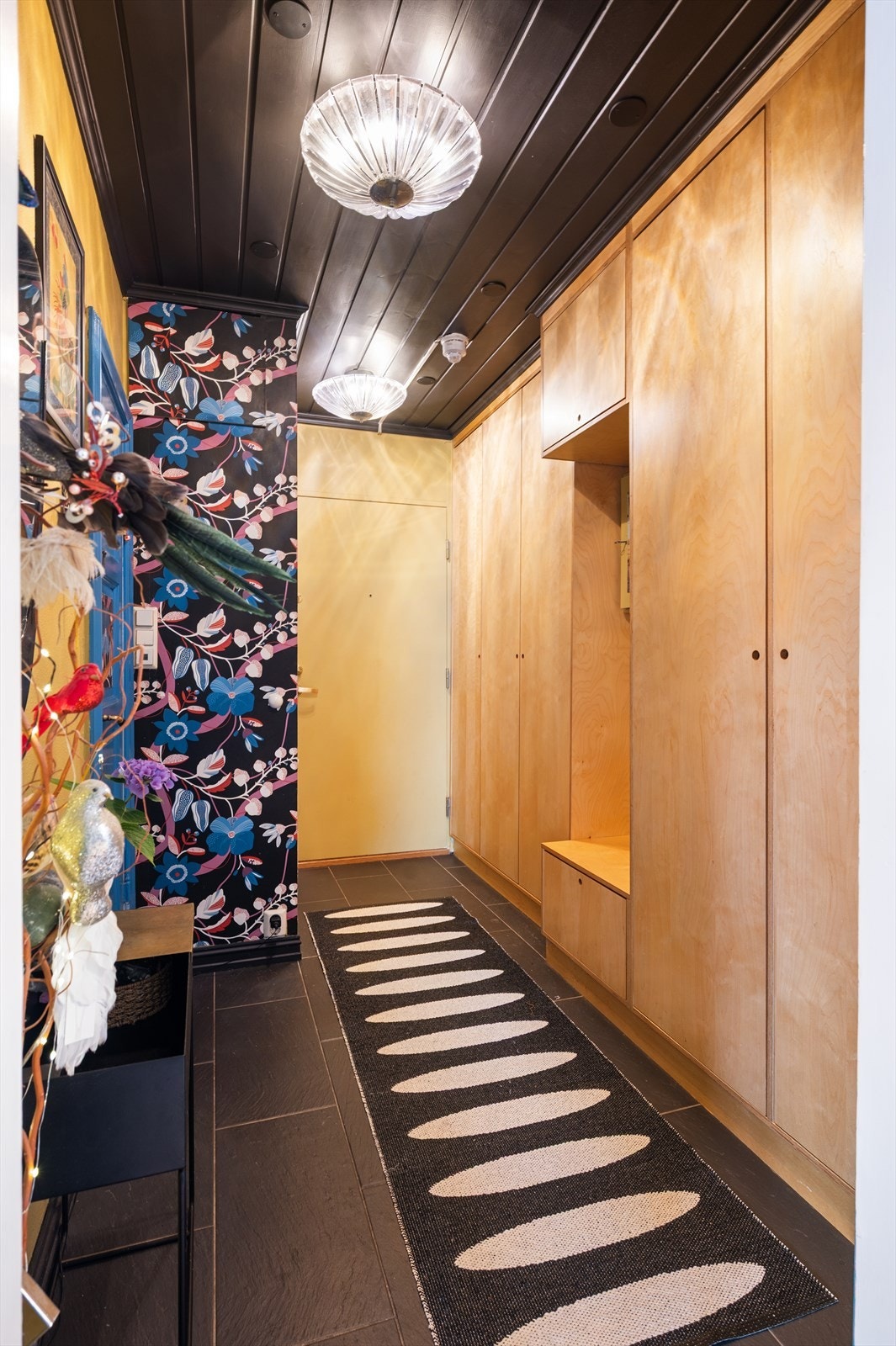 I entréen er det lagt til rette for praktisk og smart oppbevaring av yttertøy i plassbygde skapløsninger som både utnytter plassen godt og bidrar til et ryddig førsteinntrykk. Galleribilde