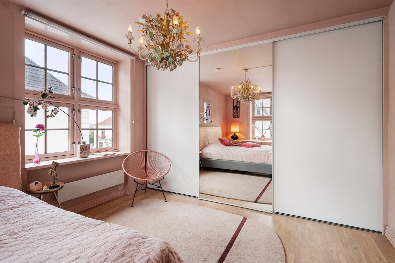 Stor skyvedørsgarderobe som strekker seg fra gulv til tak gir svært gode oppbevaringsmuligheter. Galleribilde