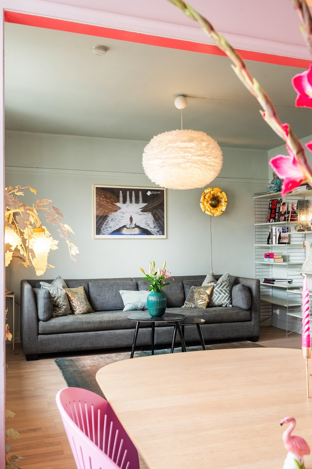 Boligens stue er et fantastisk oppholdsrom med god takhøyde og store vindusflater som slipper inn rikelig med dagslys og skaper en lys og luftig atmosfære. Galleribilde