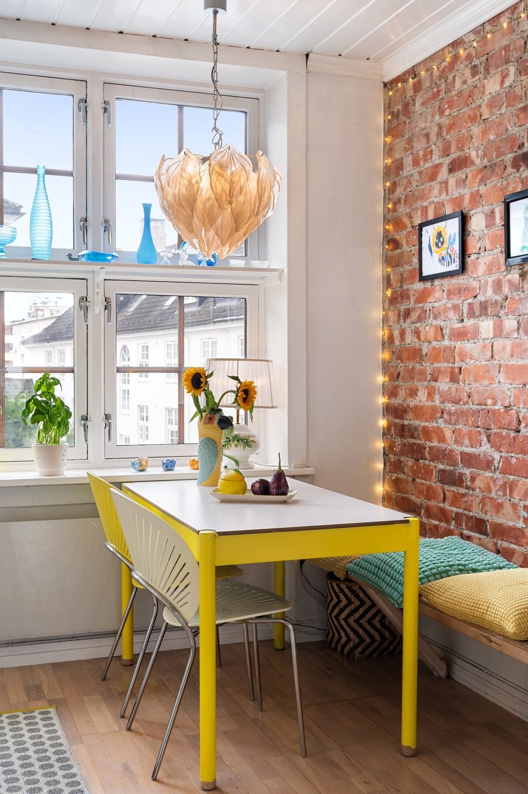 Kjøkkenet har en superhyggelig spiseplass med vakkert lysinnfall! Galleribilde