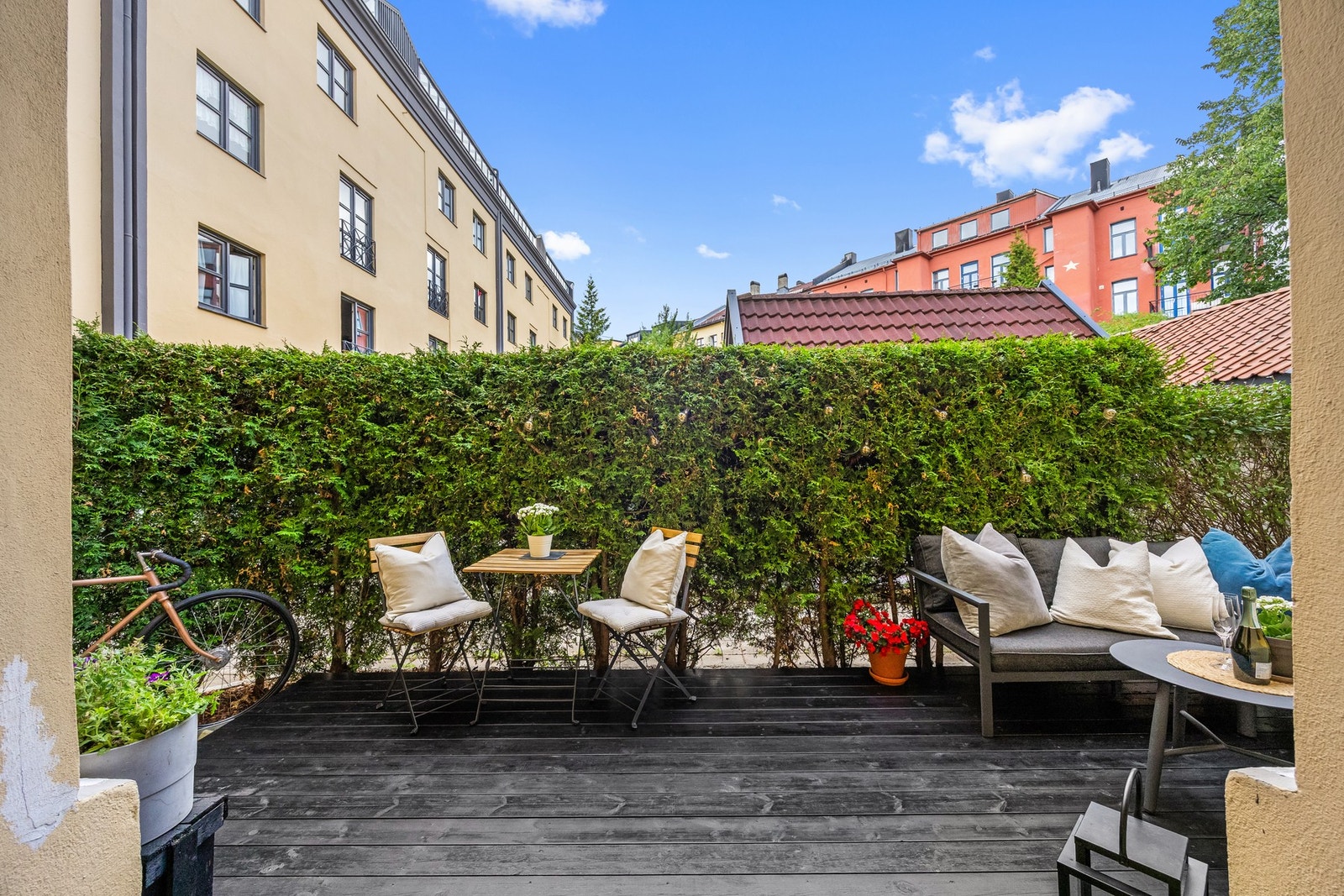 Leiligheten vender inn mot bakgård og har en koselig uteplass med sittegruppe og frodig hekk som gir skjerming mot innsyn. Galleribilde