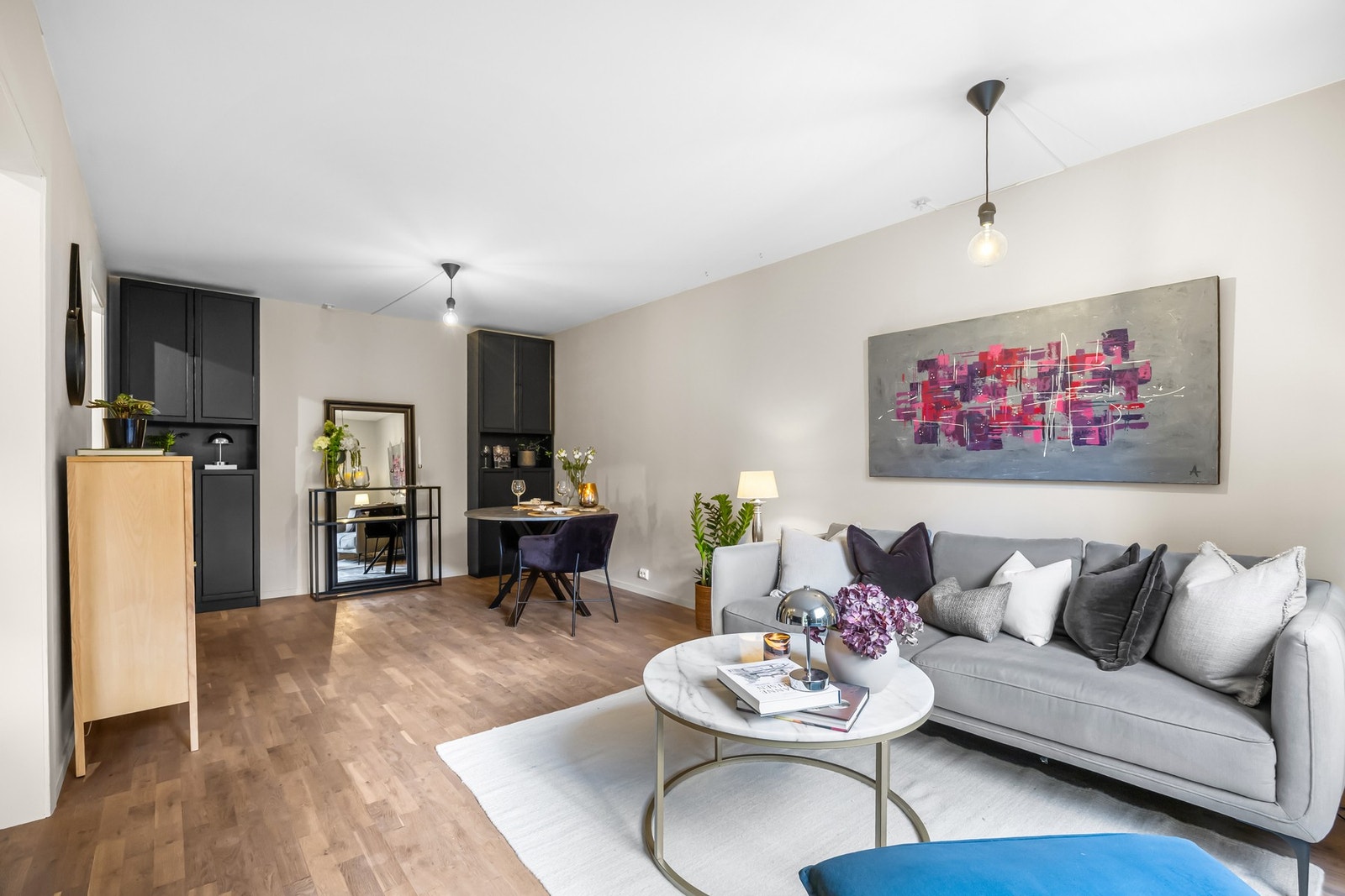 Langs veggen er det god plass til bokhyller eller annen ønsket oppbevaring. Galleribilde