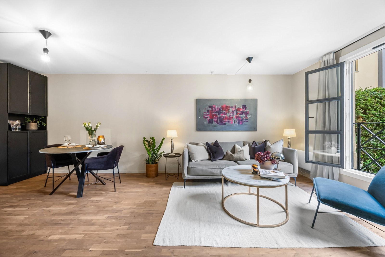 Det er god plass til sofagruppe og spisebord med tilhørende møblement. Galleribilde