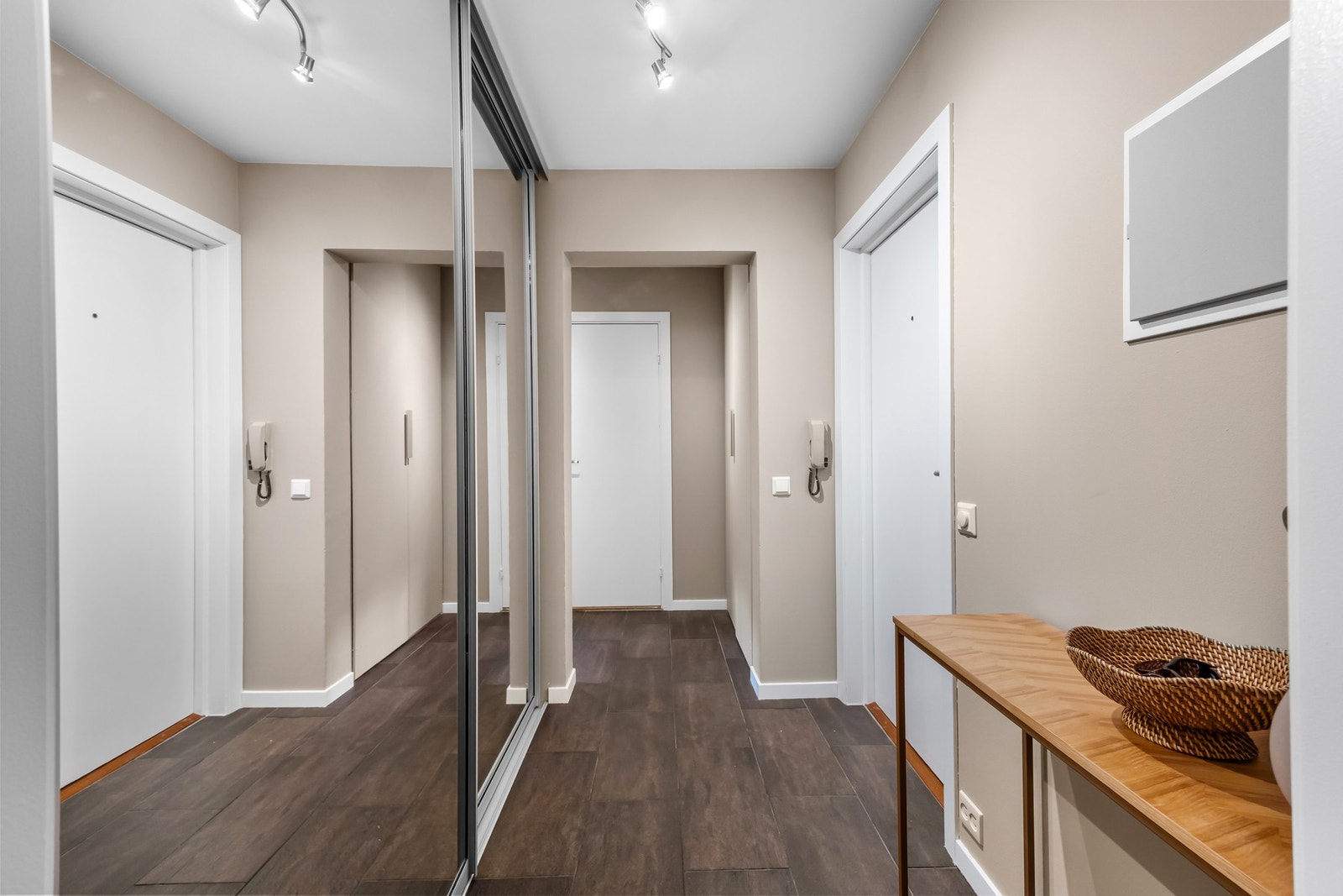 Leiligheten har en romslig, flislagt entré med
en stor skyvedørsgarderobe. Galleribilde