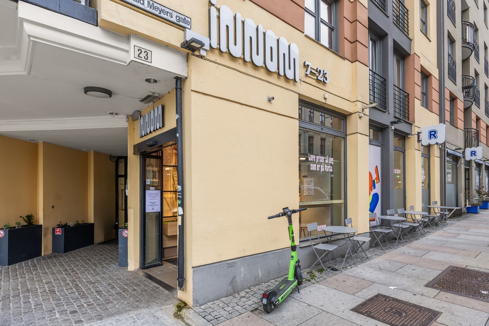 Rema 1000 Innom er en helt ny nabolagsbutikk for deg som bor eller oppholder deg midt i byen. Innom er både og, ikke enten eller, akkurat som kundene våre. Hos oss finner du dagligvarer til lave priser, et stort utvalg spiseklare ferdigretter, bakeri og s Galleribilde