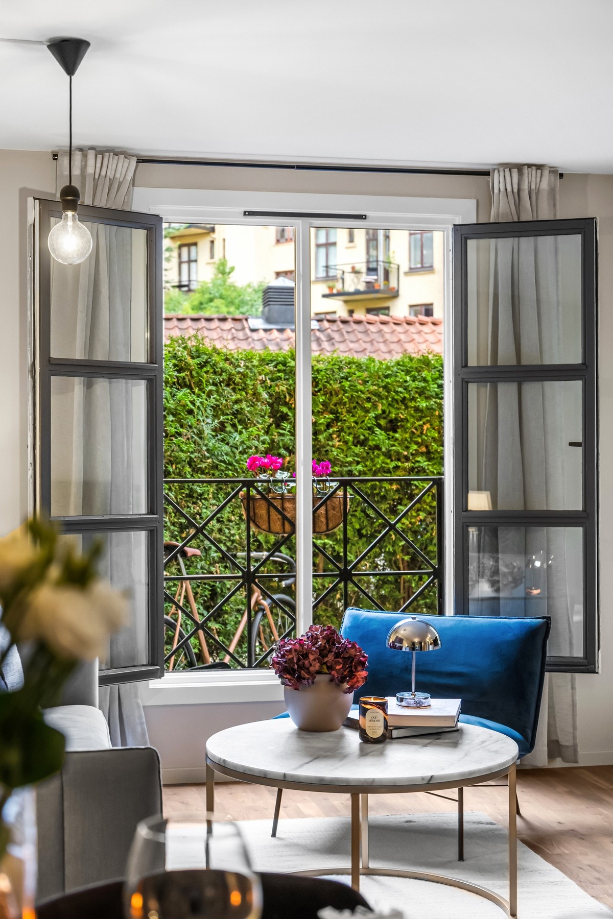 De store vindusflatene slipper inn mye dagslys. Galleribilde