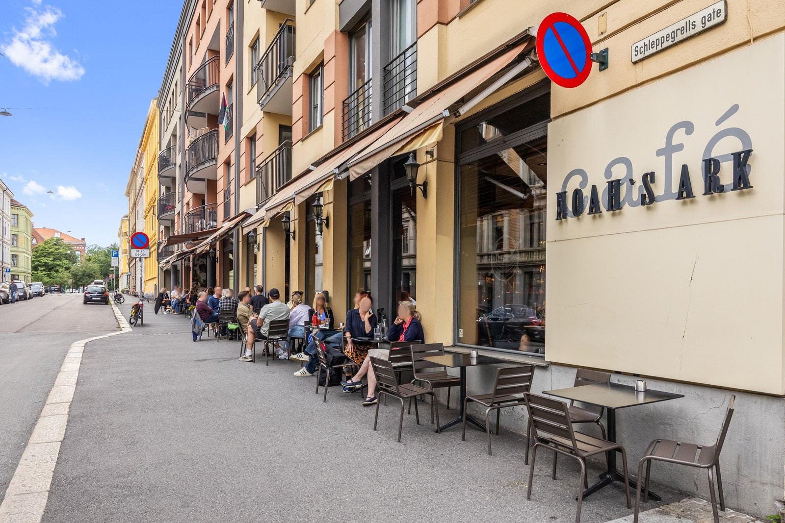 Nærområdet byr på ett bredt utvalg av kafeer, spisesteder m.m. Galleribilde