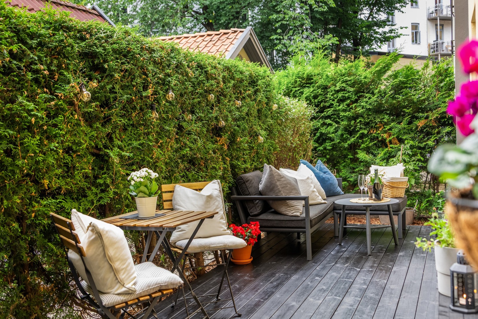 Uteplassen har god plass til sittegruppe og bord, det er en stor terrasseplatting på ca. 19kvm. Galleribilde