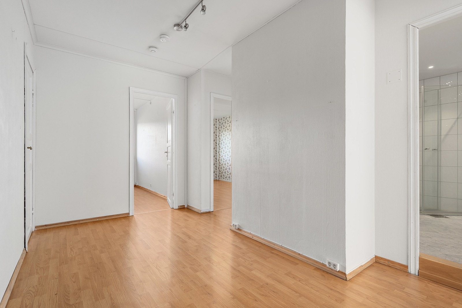 Her ønskes du velkommen inn i en lys og romslig entré. Det er godt med plass til å sette inn garderobeløsning Galleribilde