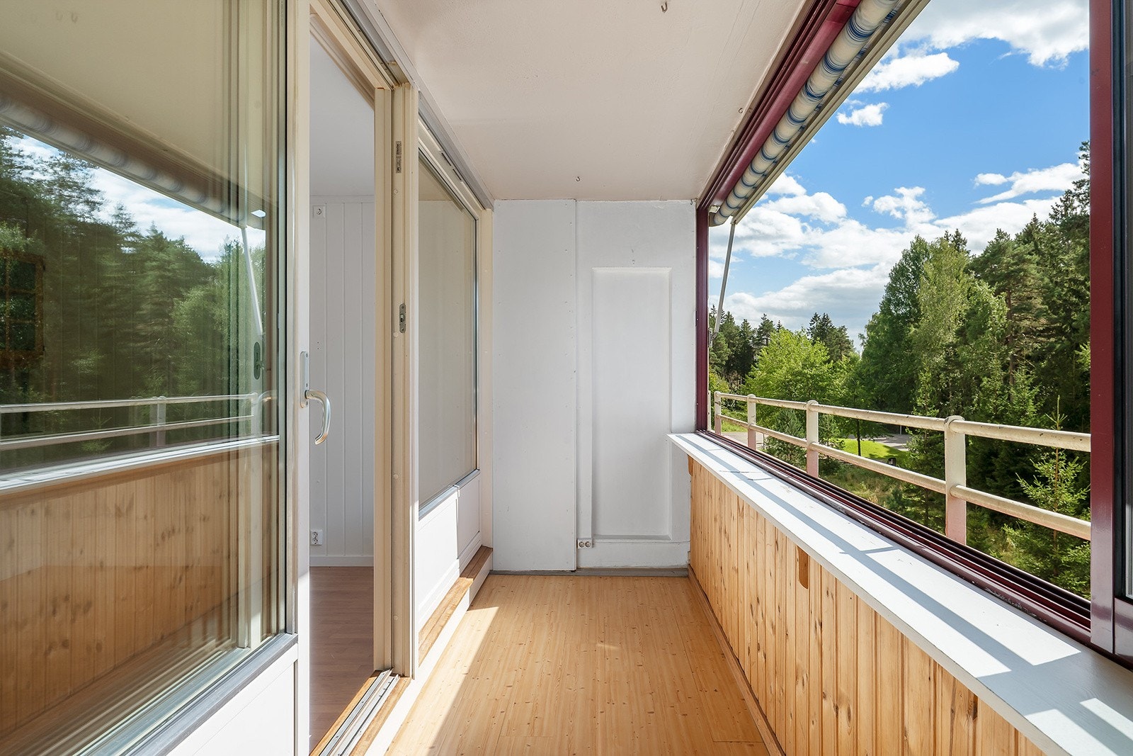 Fra stuen er det direkte adkomst til en innglasset balkong. Her er det plass til utemøblement og beplanting. Galleribilde