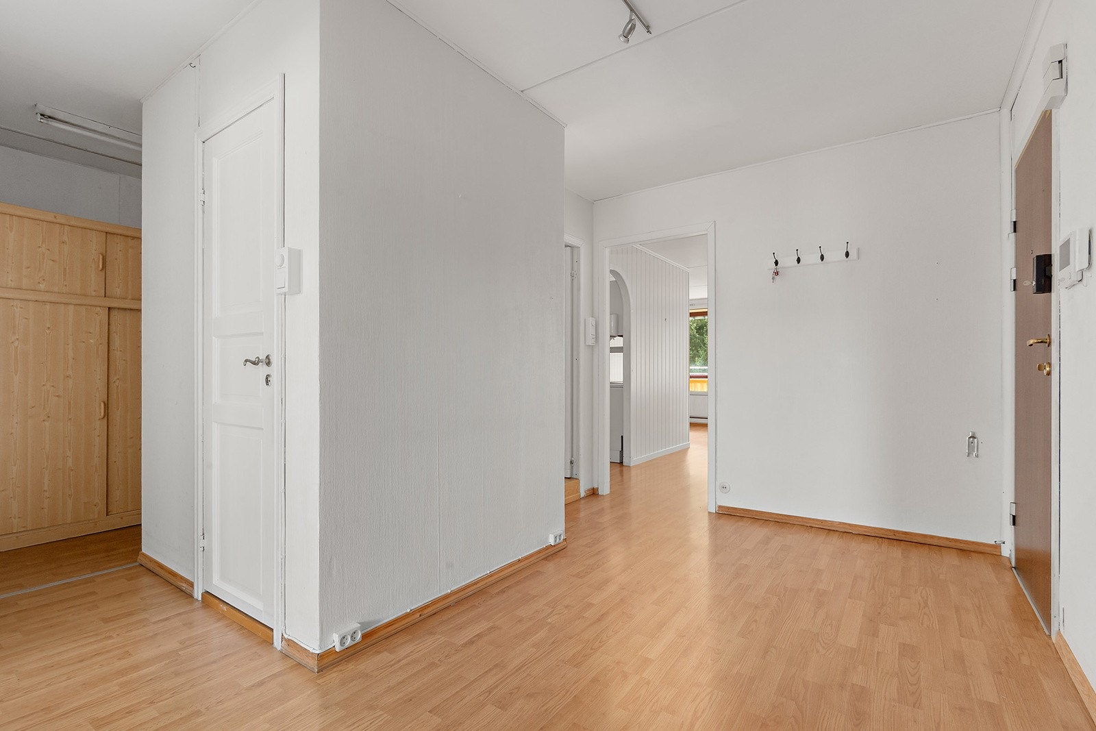 Lys og luftig entré med adkomst til alle boligens rom Galleribilde