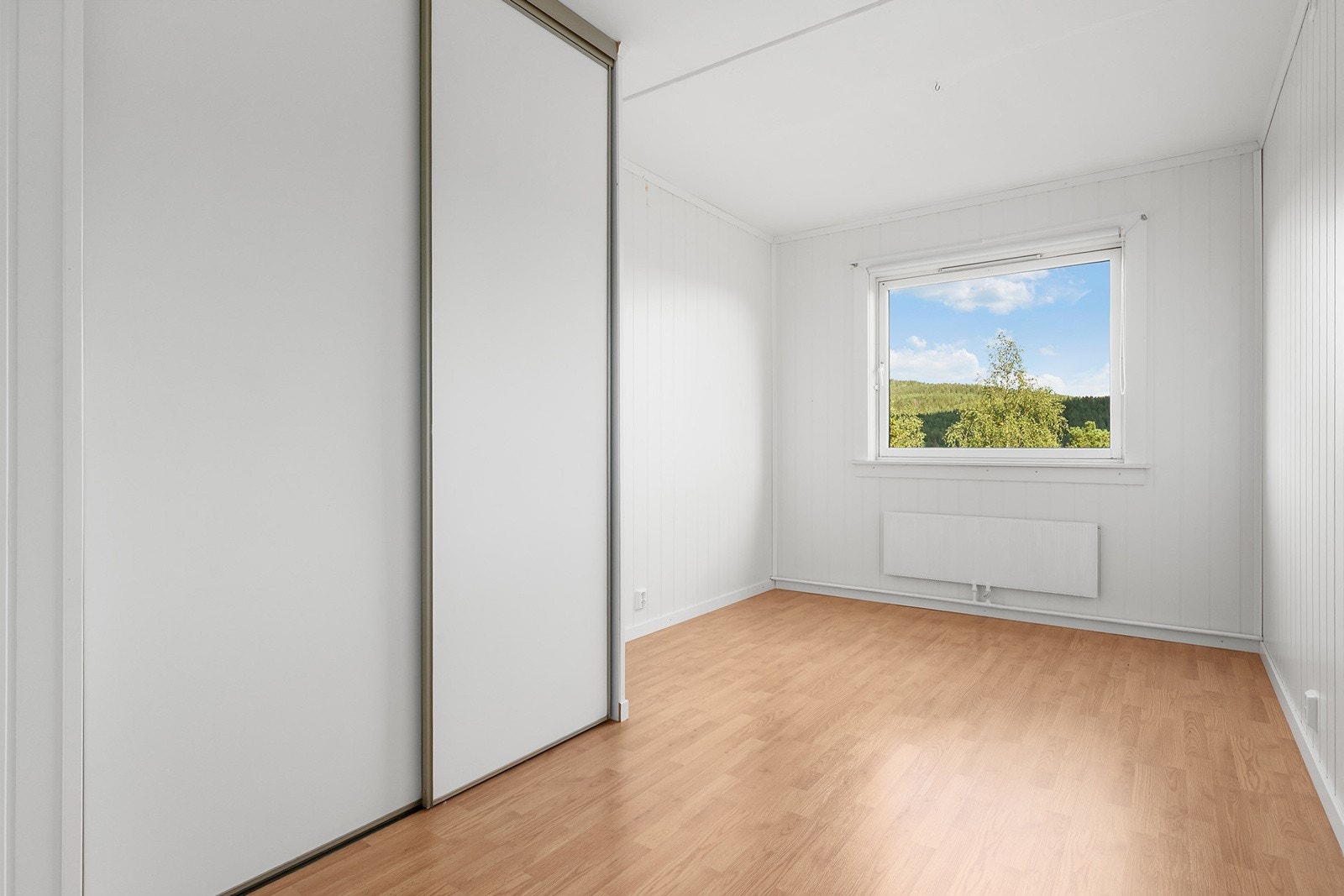 Soverom 2 er av god størrelse. Det er lyst og hyggelig med god plass til dobbeltseng og nattbord. Det er skyvedørsgarderobe på soverommet. Galleribilde