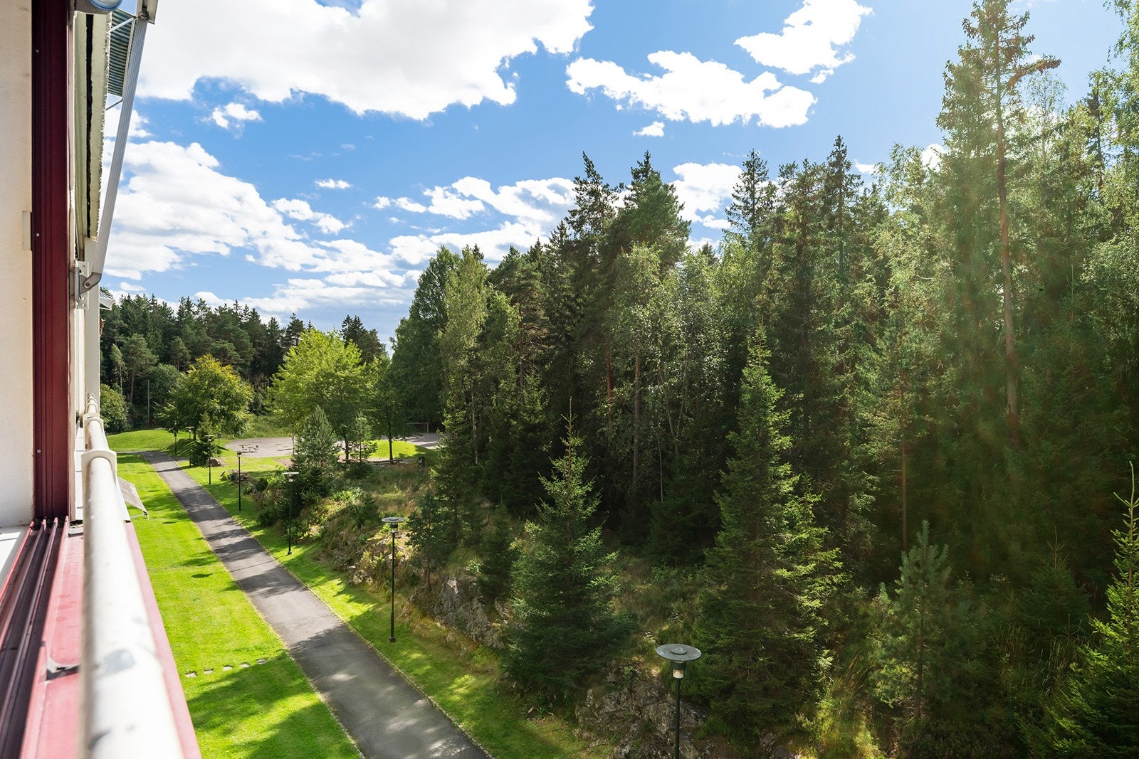 Utsikt over et pent og veletablert felles uteområde i borettslaget Galleribilde
