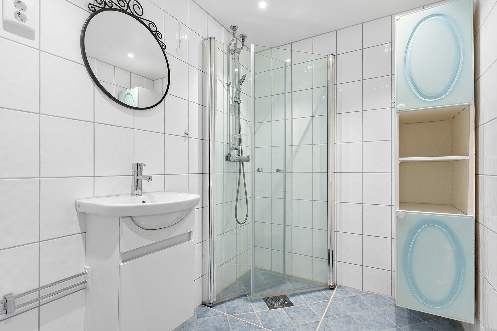 Pent flislagt badrom av god størrelse. Det er opplegg for vaskemaskin på badet Galleribilde