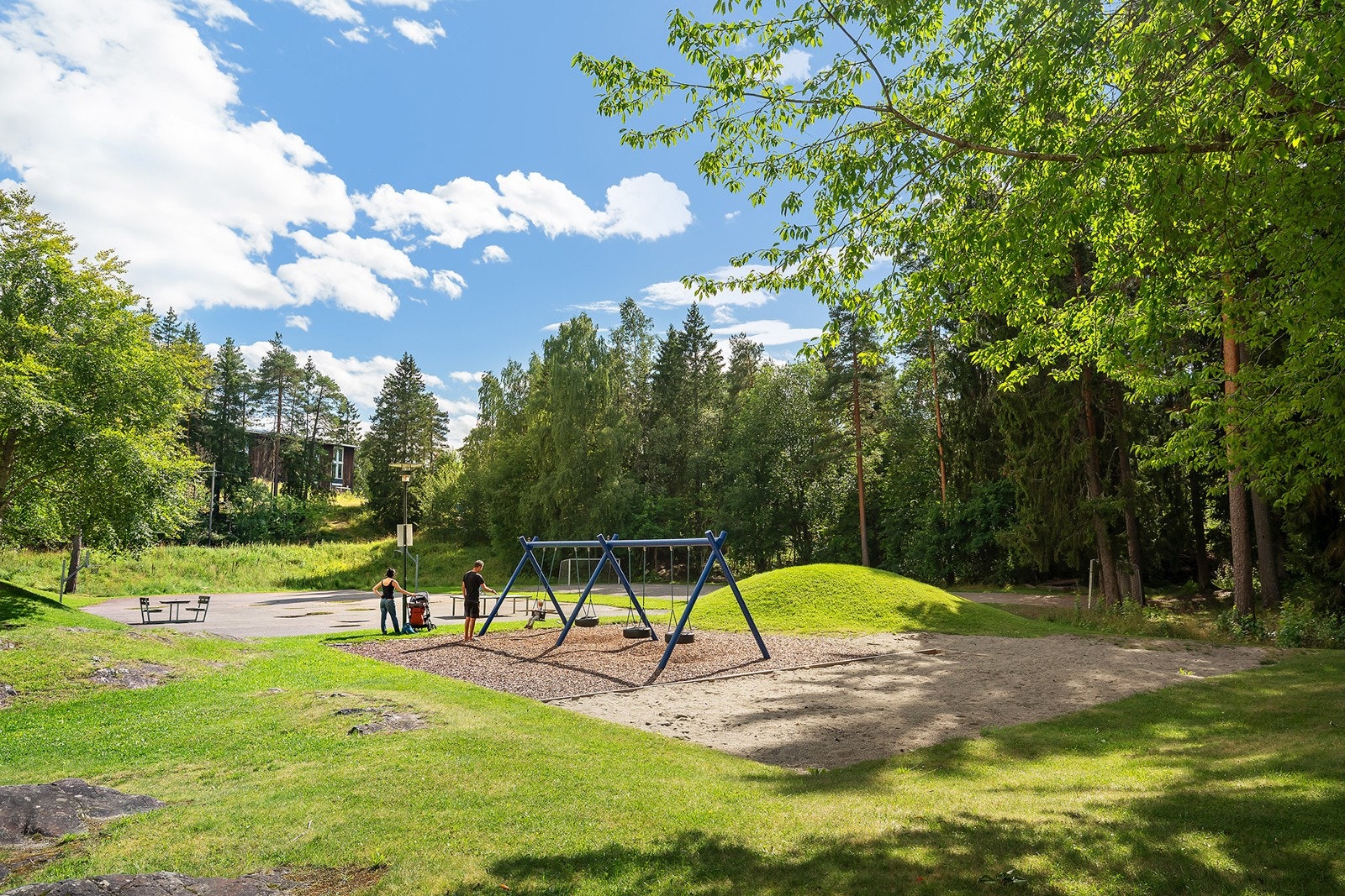 Borettslagets felles uteområde er godt opparbeidet med grøntområder, beplatning, lekeplasser og felles sittegrupper Galleribilde
