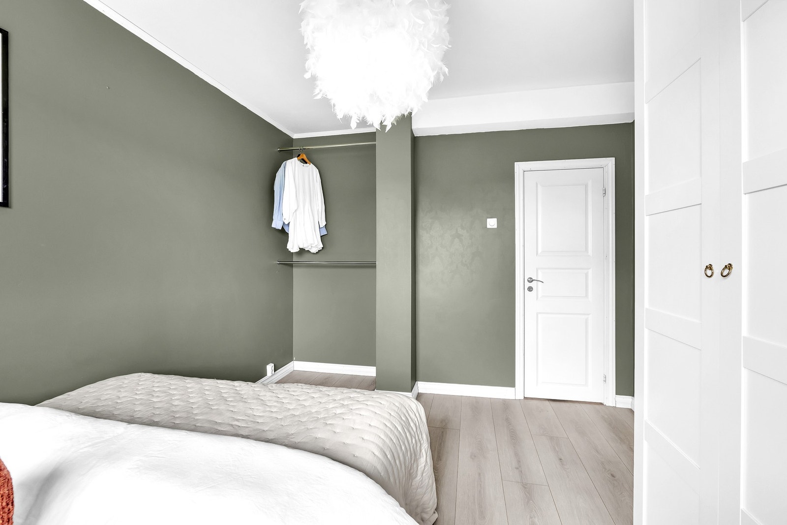 Det er også en nisje som passer perfekt til oppheng av klær eller hjemmekontor. Galleribilde