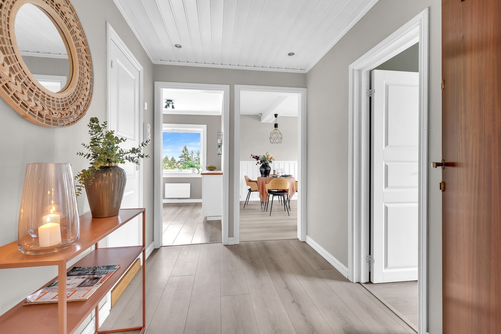 Lys, innbydende og smakfullt innredet entré som setter tonen for resten av hjemmet. Galleribilde