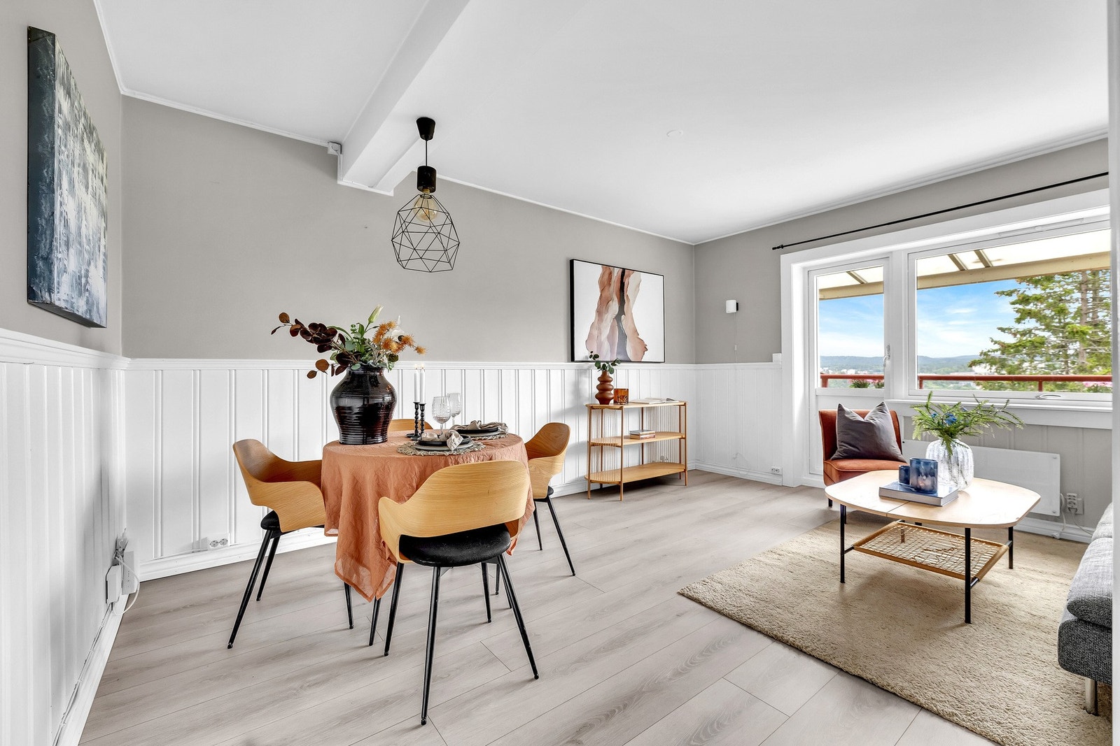 En usjenert og attraktiv toppleilighet med flott beliggenhet rett ved skogkanten. Galleribilde