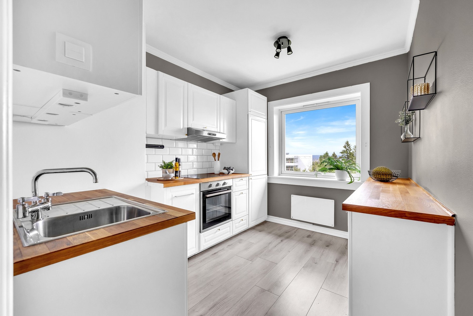 Kjøkkenet ble pusset opp i 2014 og fremstår som lyst, praktisk og tidløst. Galleribilde