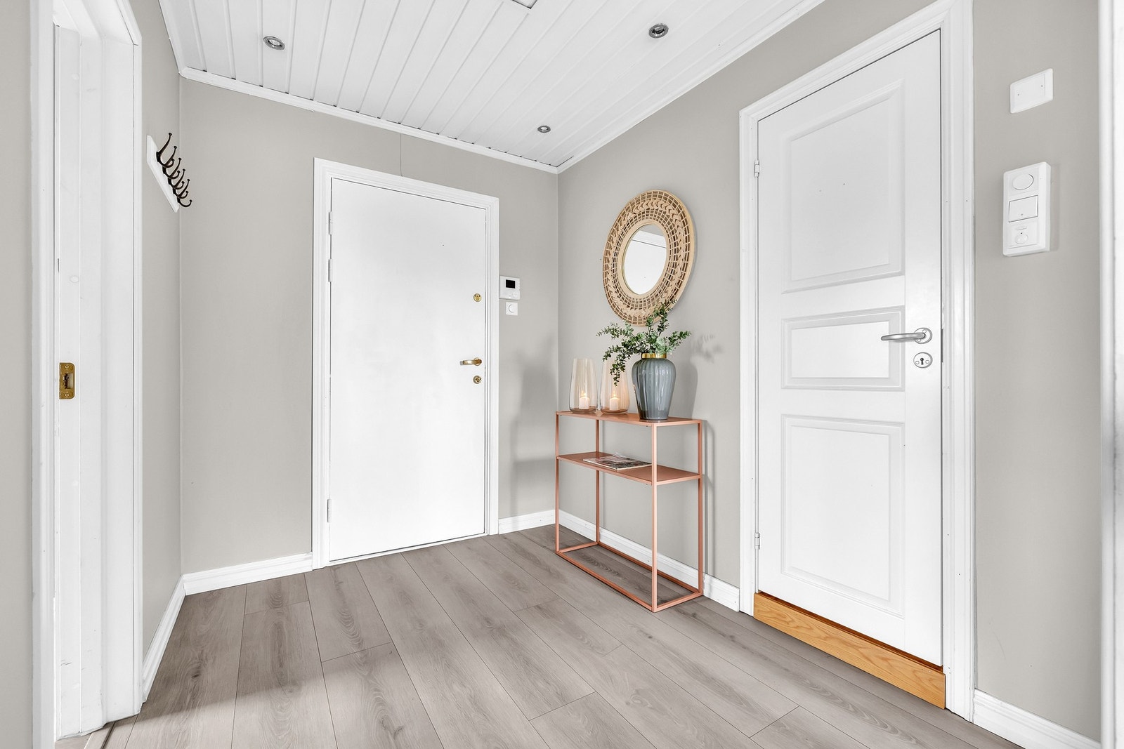 Rommet byr på god plass til å henge fra seg yttertøy, enten på knagger eller i en praktisk garderobeløsning. Galleribilde