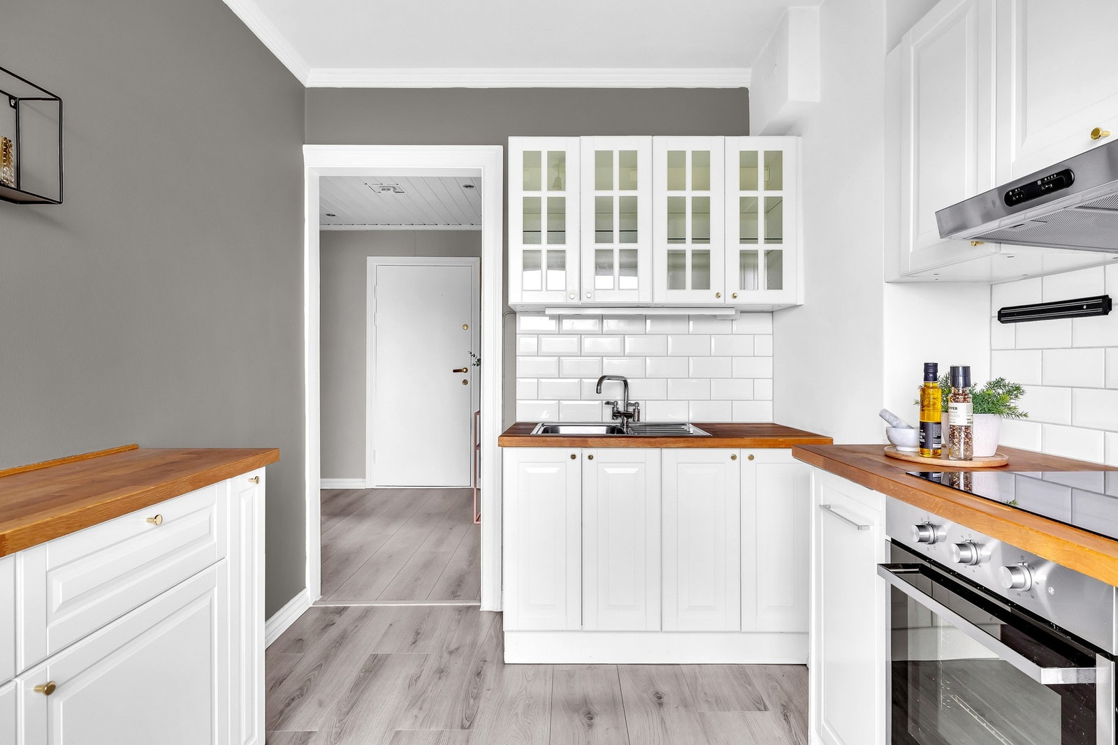 Kjøkkenet har også en stilren kum med ettgreps blandebatteri. Galleribilde