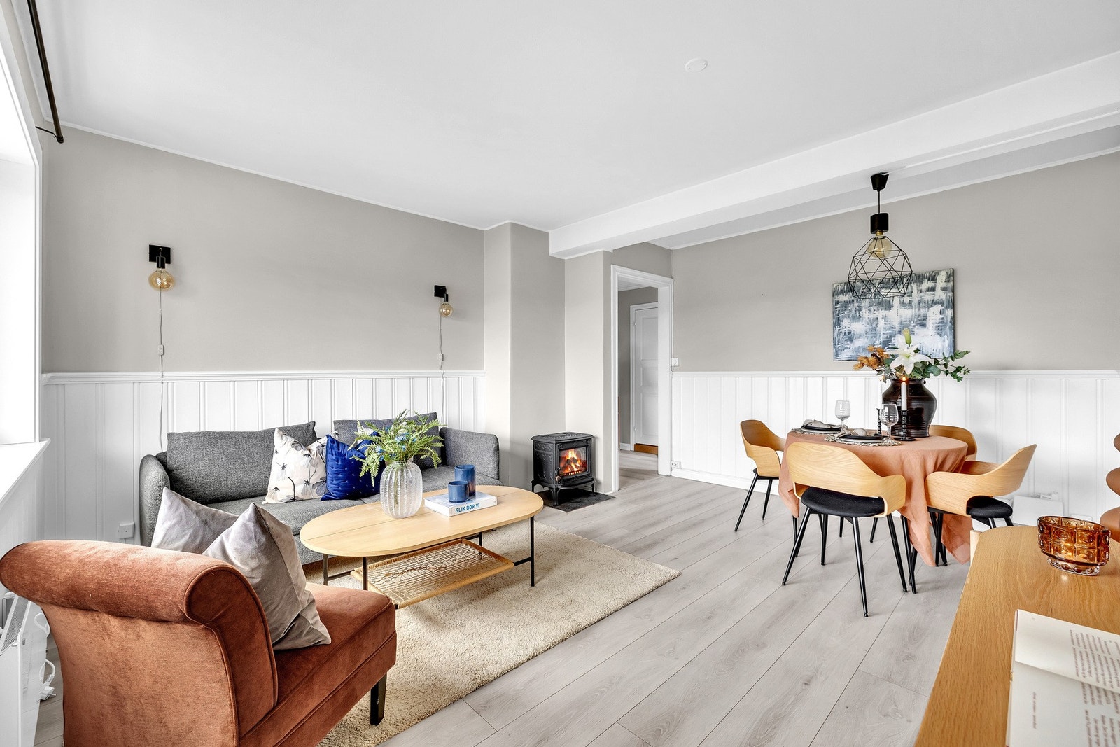 Det er god plass til en sofagruppe der familie og venner kan samles på film- eller spillkvelder. Galleribilde