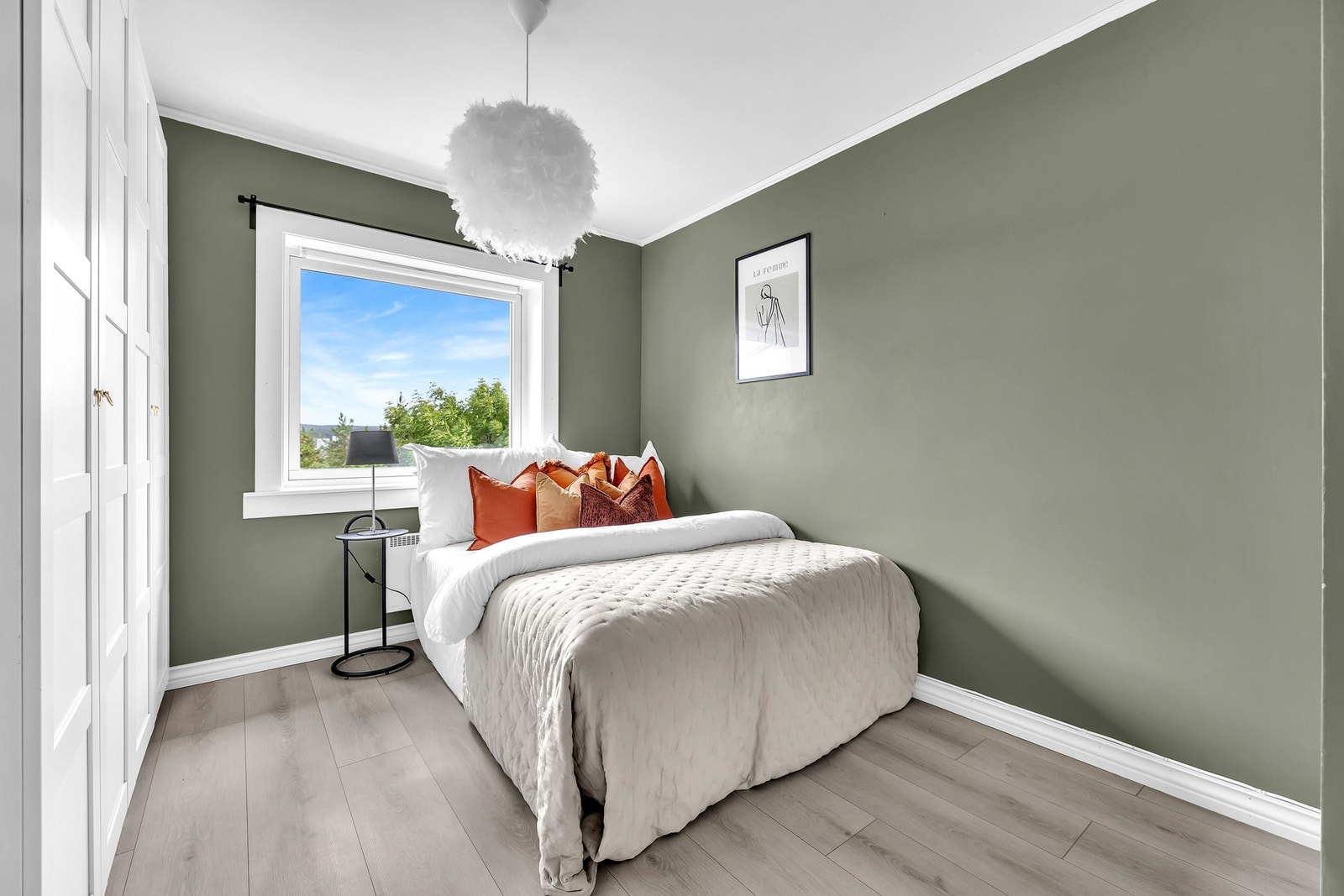 Soverommet er av svært god størrelse med plass til dobbeltseng, nattbord og tilhørende møbler. Galleribilde