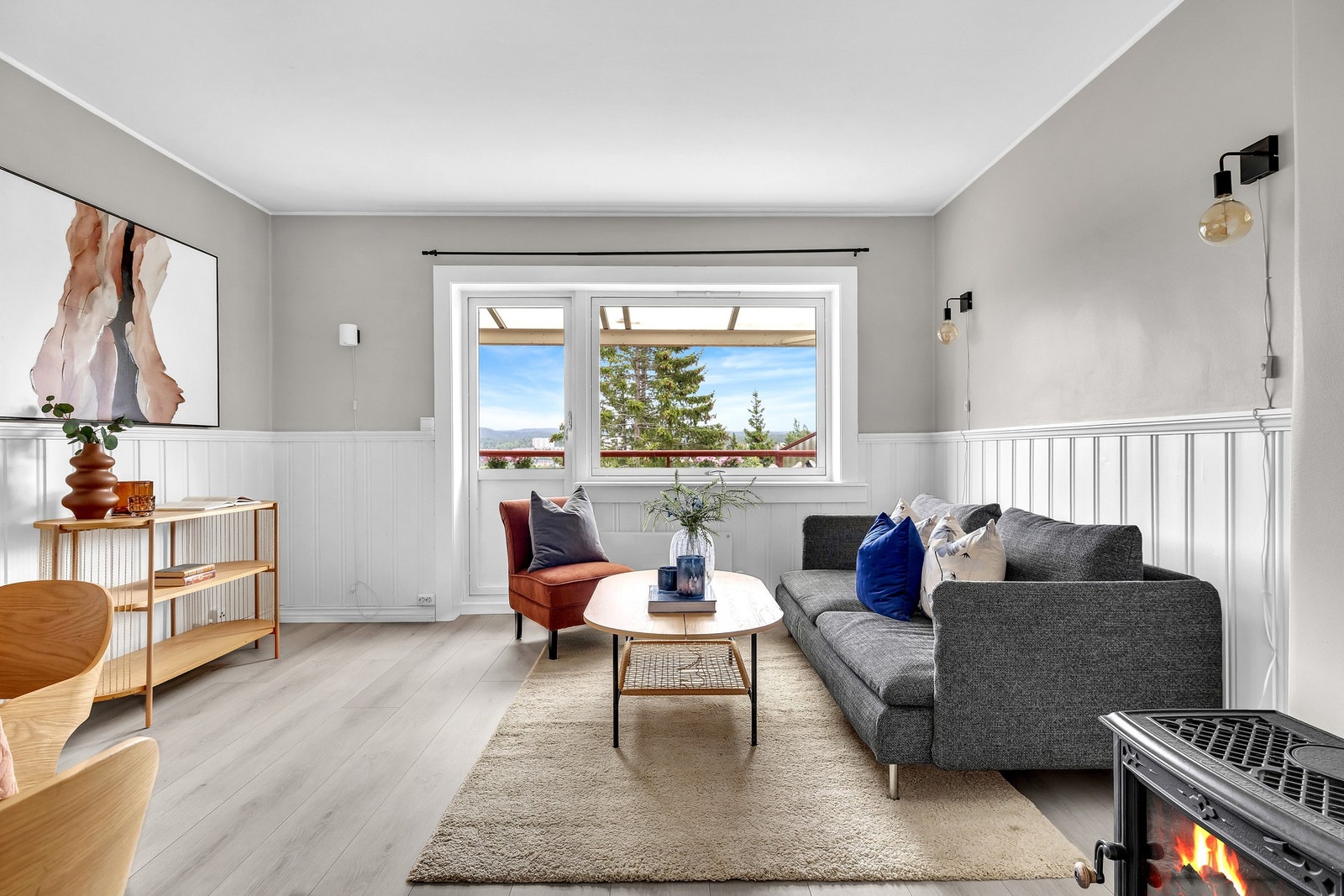 Stuen har en god romfølelse takket være smart planløsning og store vindusflater som slipper inn rikelig med naturlig lys. Galleribilde