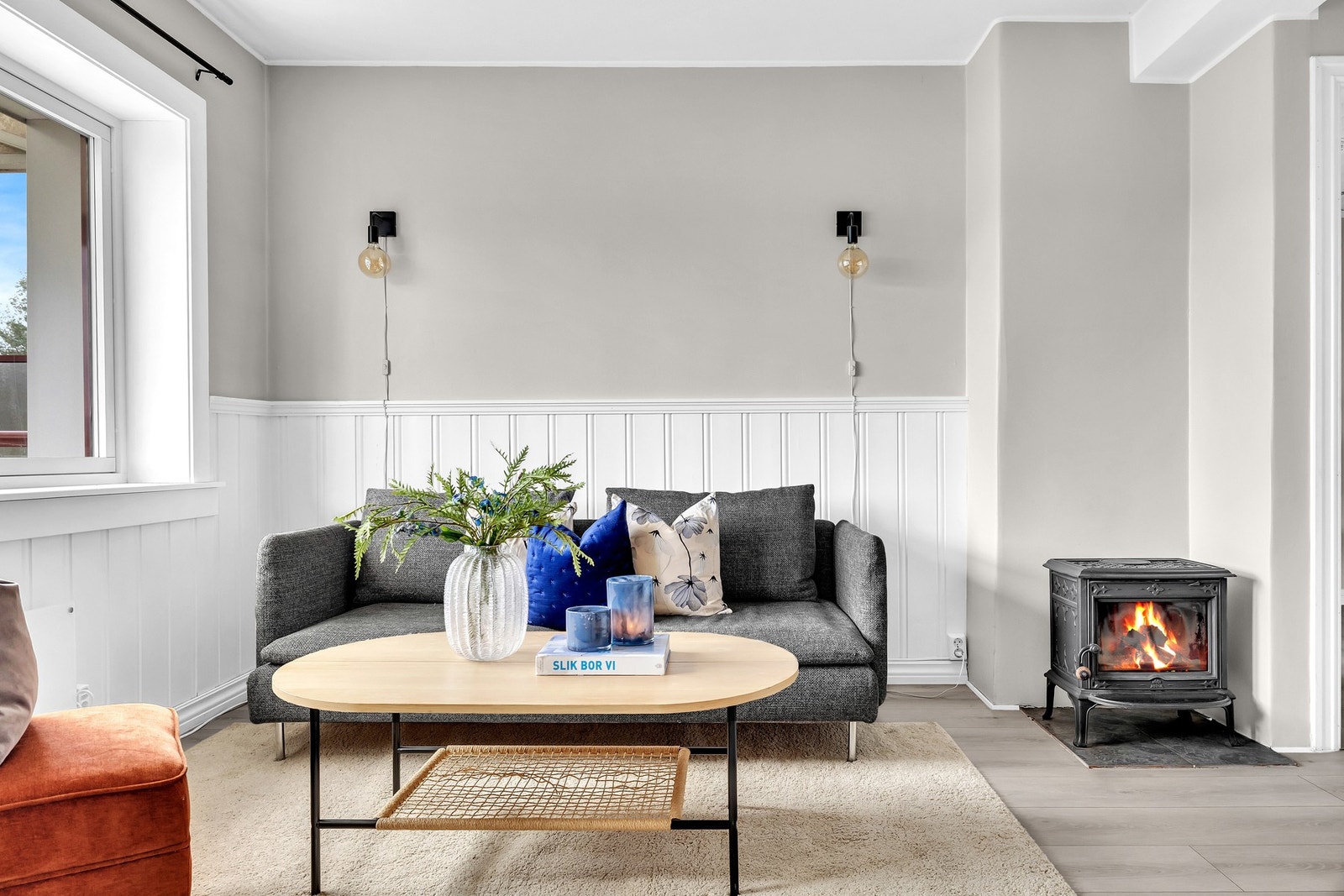 Den stemningsfulle peisen gir ekstra varme og hygge på kjølige høst- og vinterdager. Galleribilde