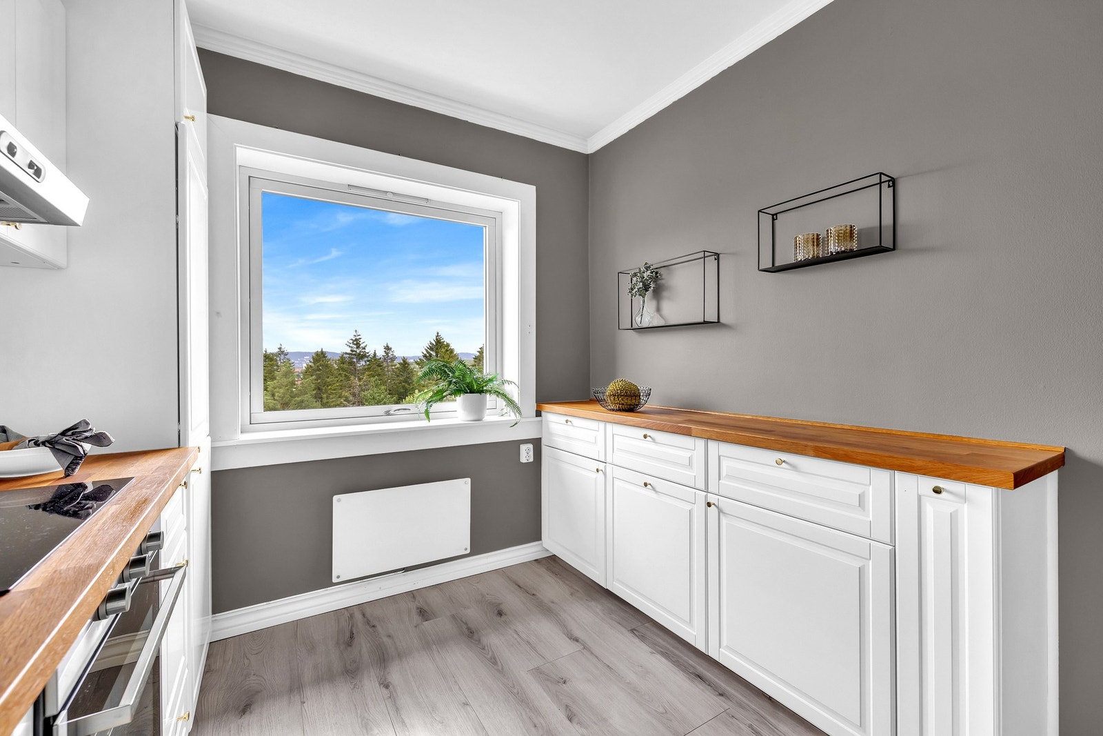 Kjøkkenet har en funksjonell løsning som gjør matlagingen både enkel og trivelig. Galleribilde