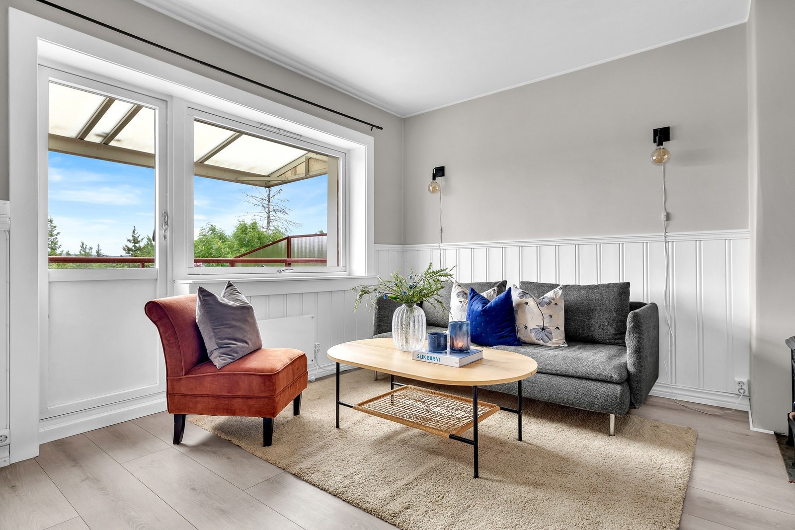 Rommet oppleves som lyst, luftig og svært trivelig, med plass til både en komfortabel sofagruppe og en hyggelig spiseplass. Galleribilde