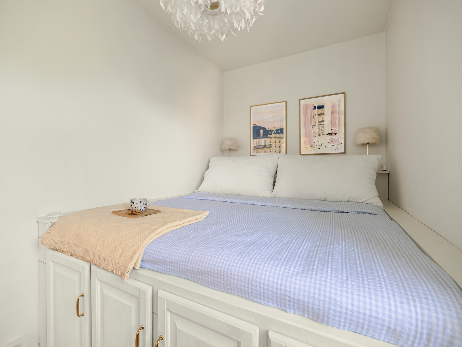 Her får du altså en plassbygd, romslig seng med bredde på 2 m med praktisk lagring under. Galleribilde