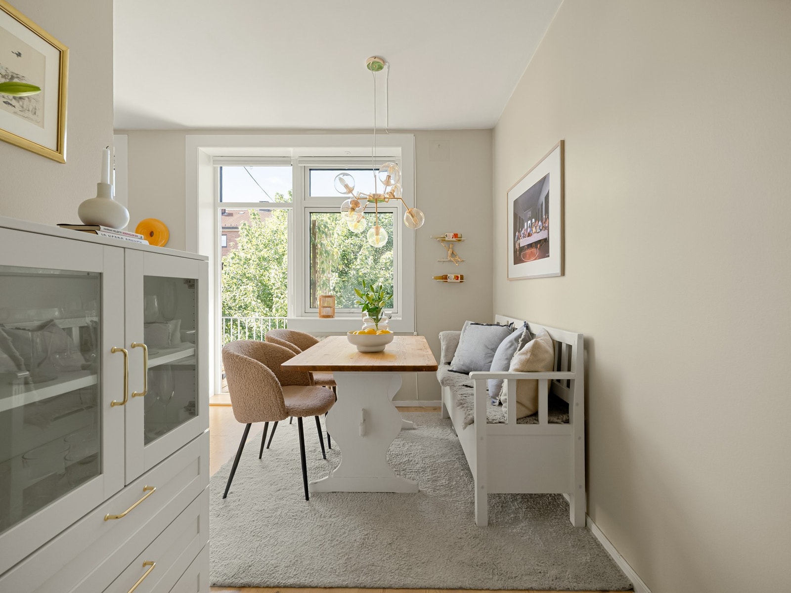 De store vindusflatene slipper inn mye naturlig lys. Vinduer og balkongdør er nye i 2025. Galleribilde