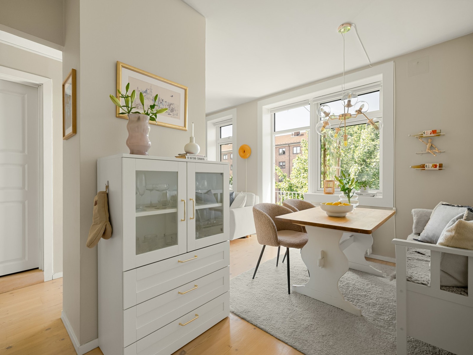 Leiligheten er beliggende i idylliske omgivelser på Bjølsen, i en stille og rolig blindvei. Galleribilde