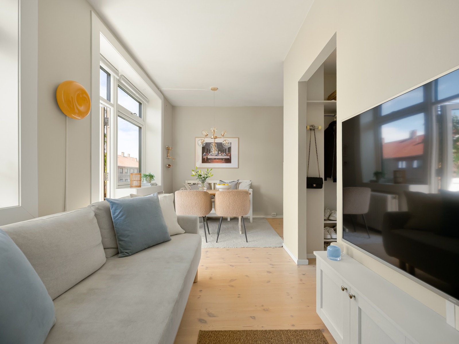 Vi går tilbake i stuen og rundt hjørnet. Galleribilde