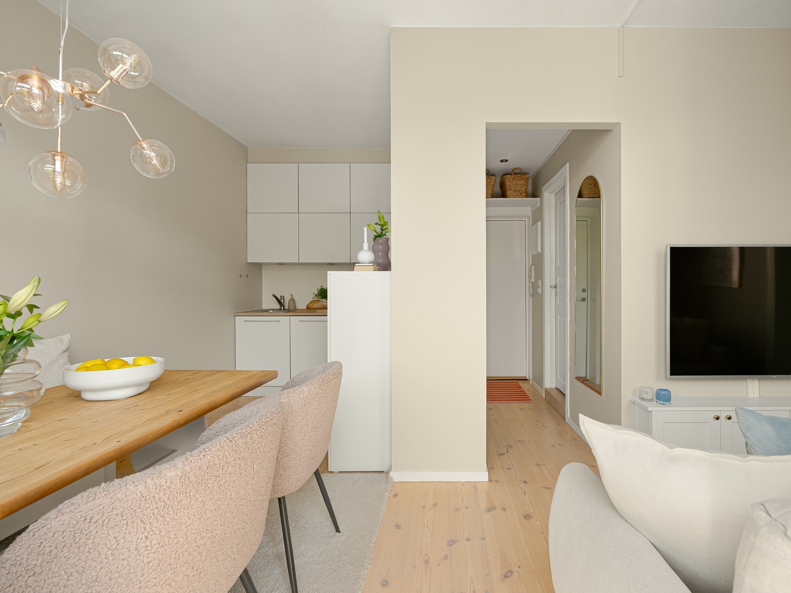 Takhøyden på 2,65 m bidrar til en ordentlig god romfølelse. Galleribilde