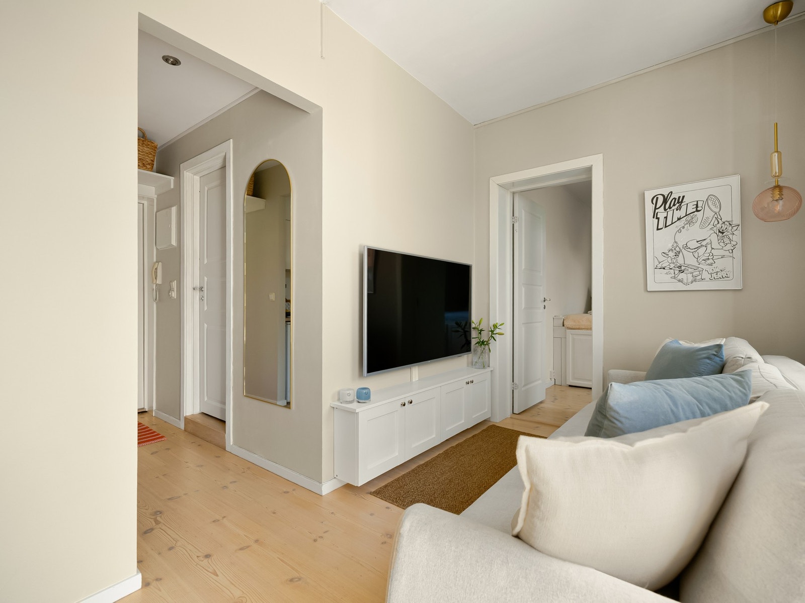 Sofaen har sin naturlige plassering med tilhørende tv-møblement. Galleribilde