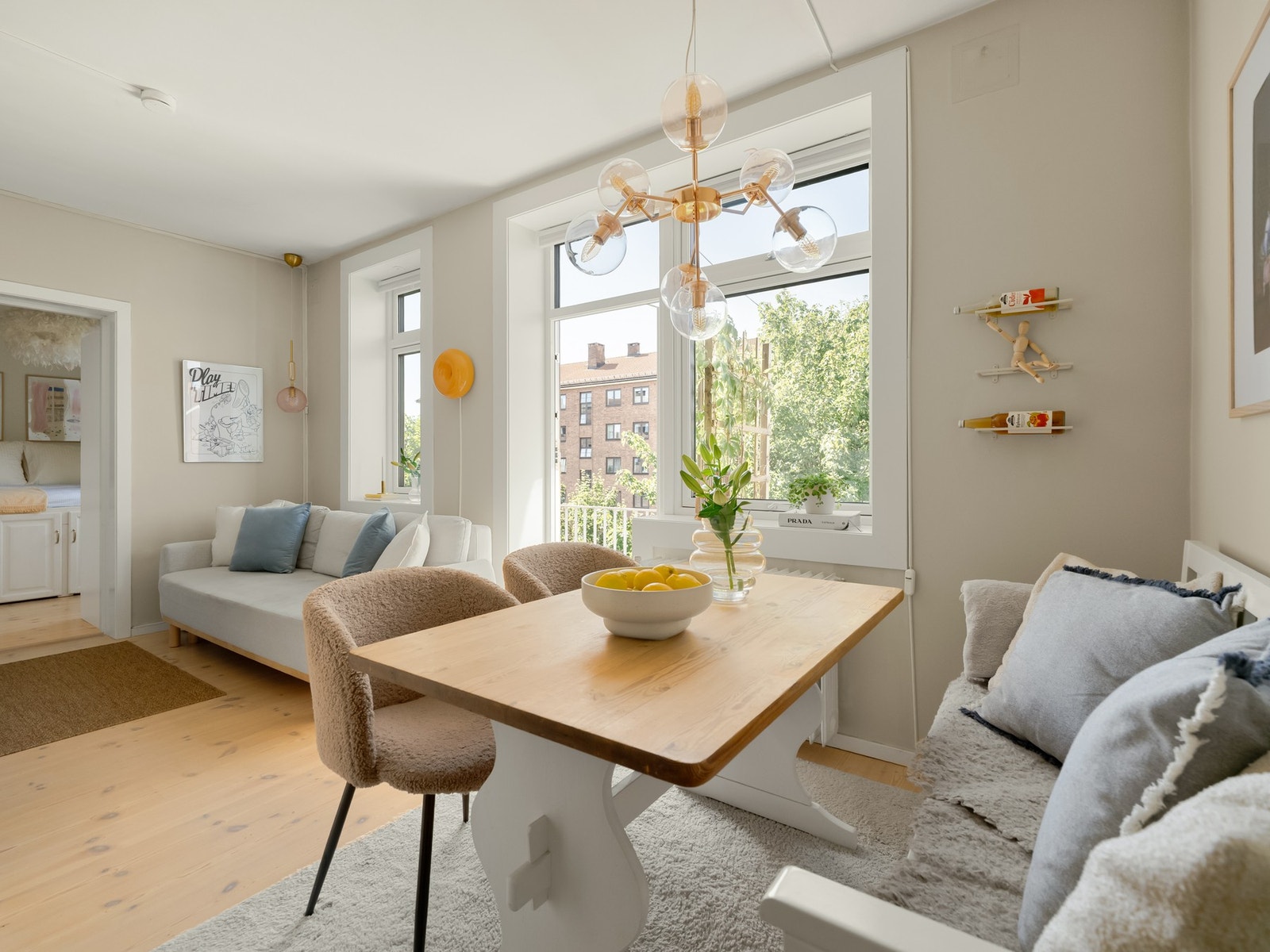 Leiligheten er lys og delikat, og du får gleden av å være på toppen med gode lys- og solforhold. Galleribilde