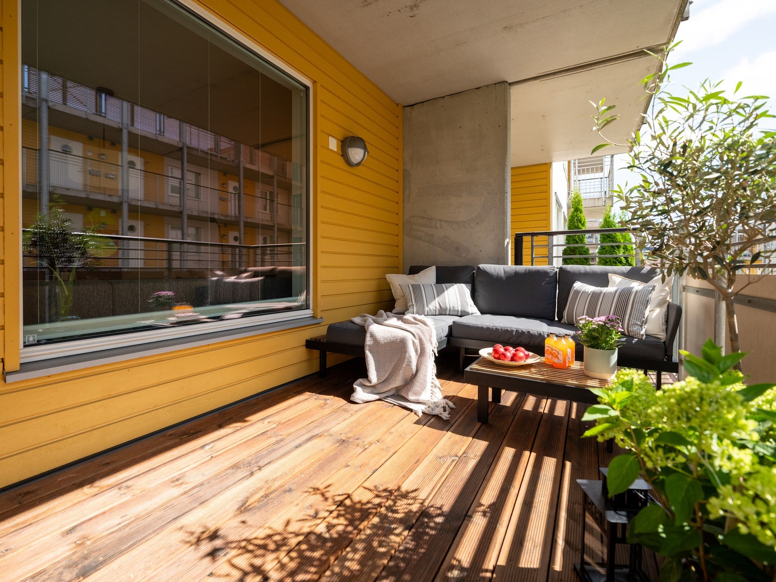 Det er lune tregulv, stikkontakter og utelys montert på balkongen. En nydelig plass å sole seg og grille med venner og familie. Galleribilde