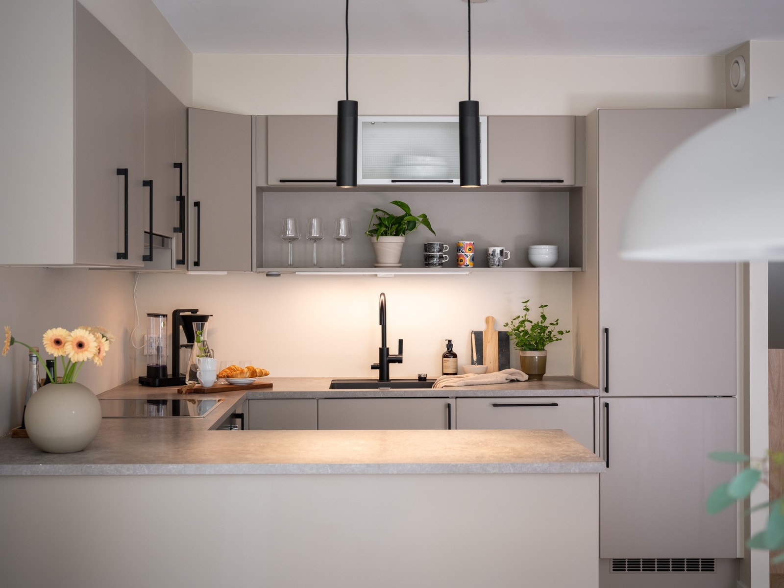 Halvøyen mot spisestuen er en fin plass både til å tilberede mat og til å servere mat. Galleribilde