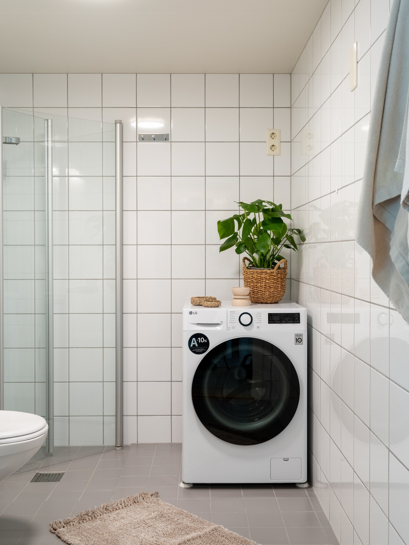 Her er det gulvvarme, fliser på vegger og gulv, opplegg for vaskemaskin og et romslig dusjhjørnet med innfellbare glassdører. Galleribilde