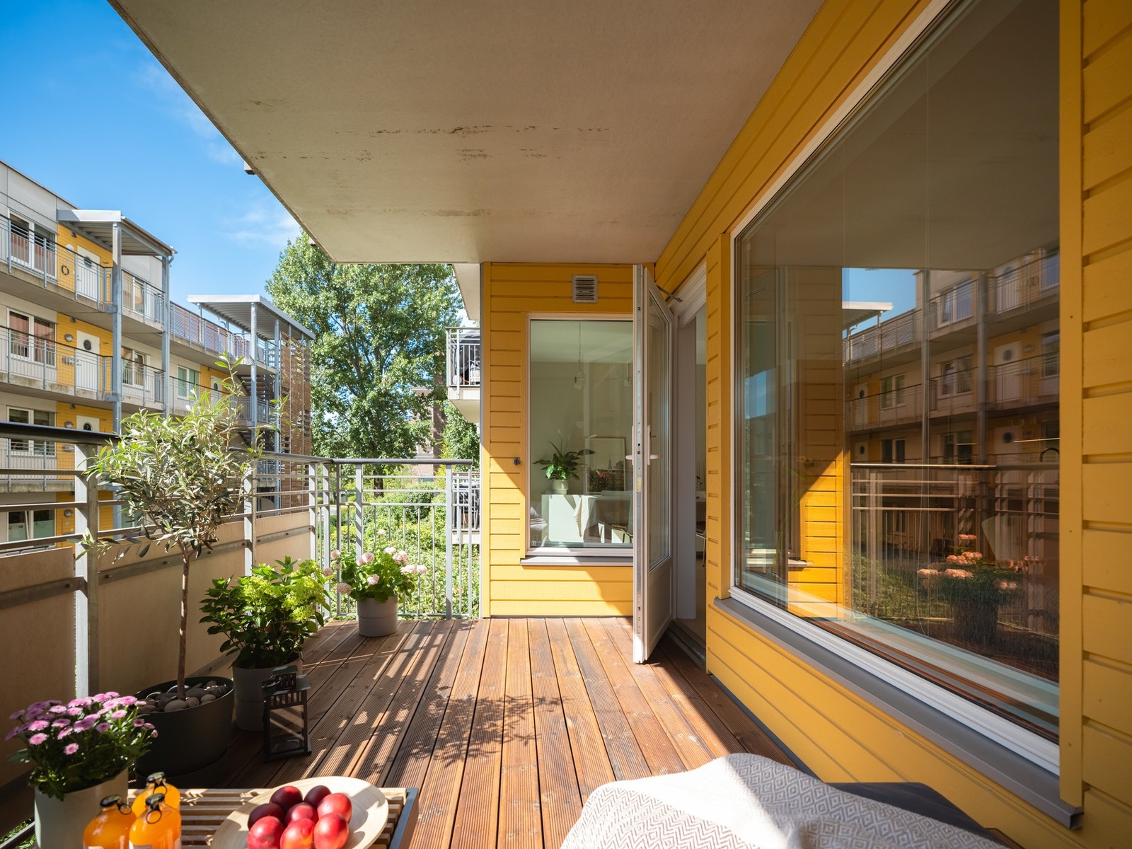 Balkongen er sydvestvendt og har sol fra formiddag til kveld. Med sine 9 kvm og gode utforming er det enkelt plass til diverse utemøblement. Galleribilde