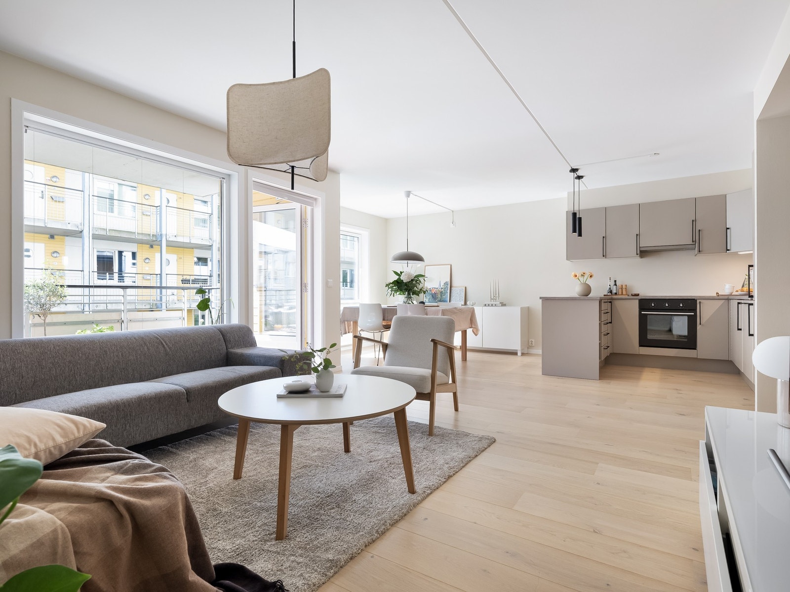 Stuen er meget romslig og har naturlige soner for møblering. En stor og komfortabel sofa, mediemøblement og et stort spisebord er ikke noe problem. Galleribilde