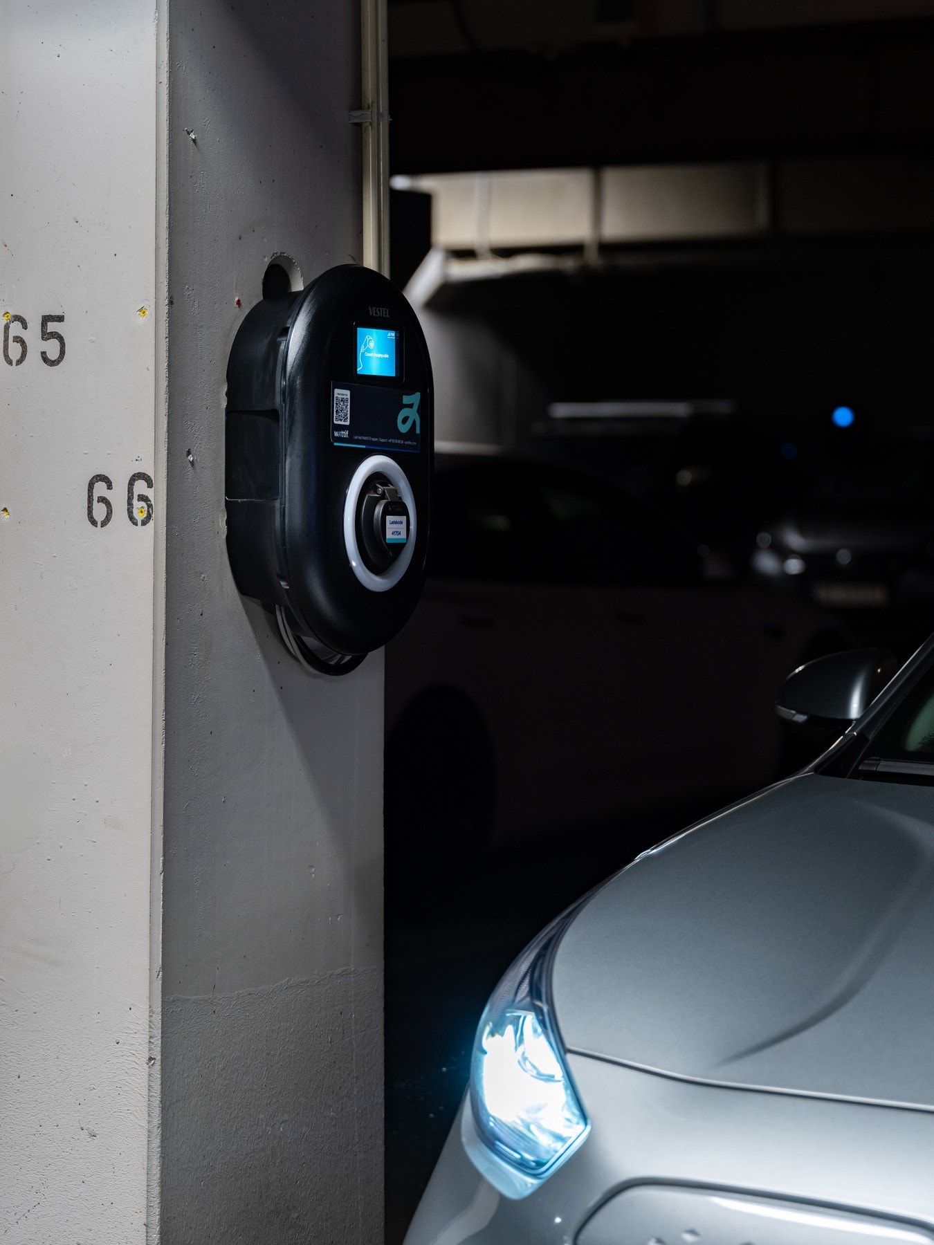 Garasjeplassen er utstyrt med ladestasjon for elbil. Galleribilde