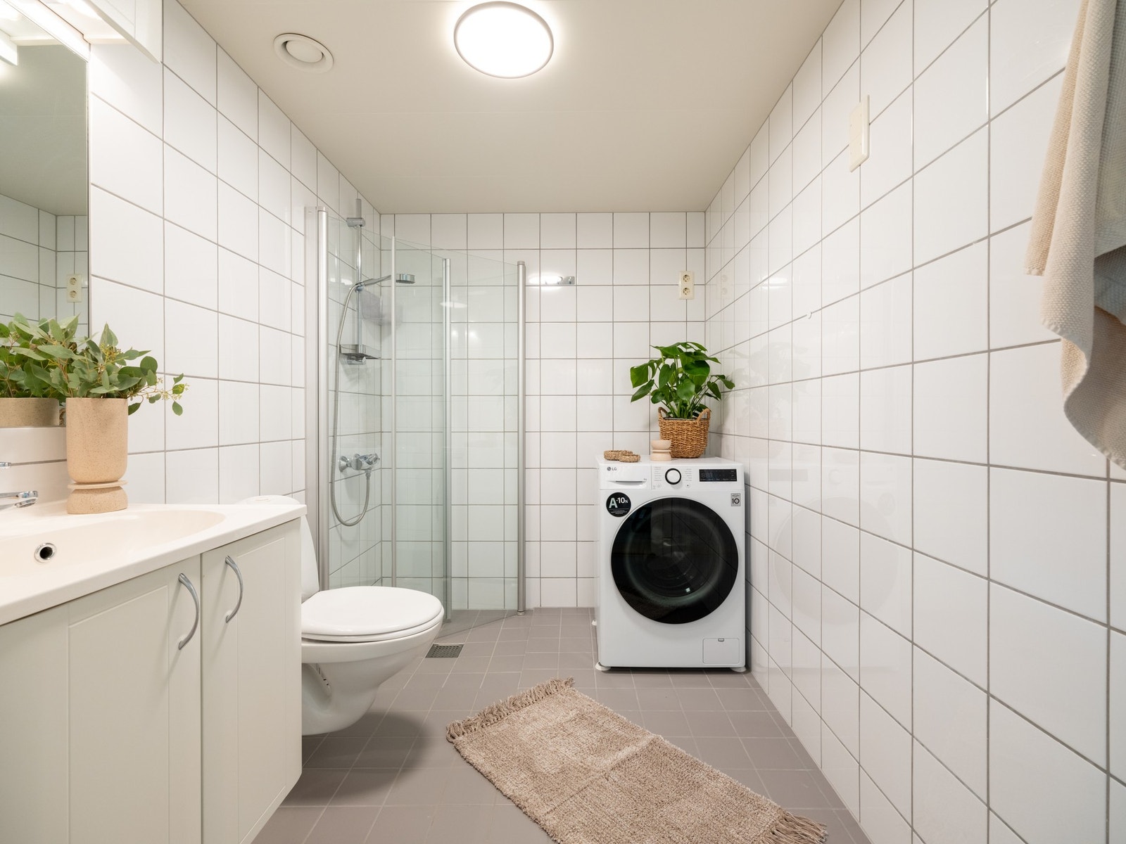 Badet i boligen ligger like over gangen fra begge soverommene. Galleribilde