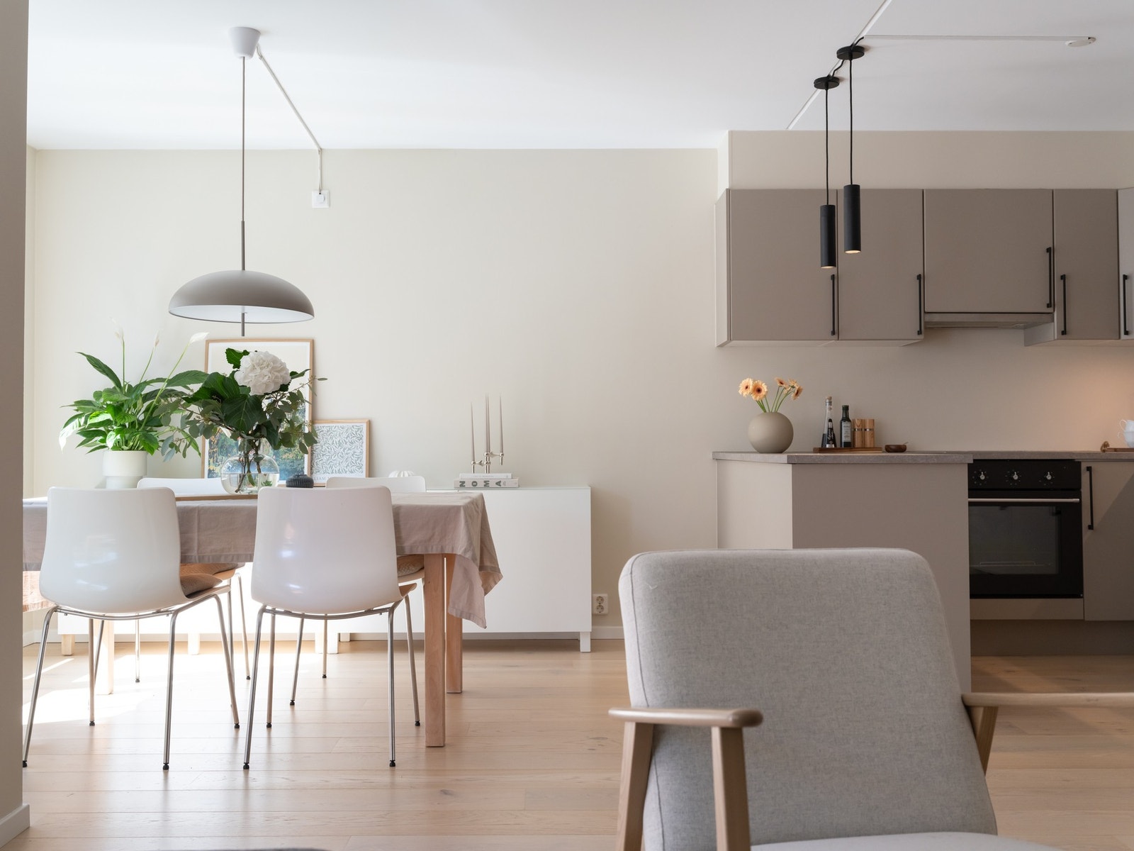 I tillegg til et stort spisebord hvor du enkelt kan ha flere gjester på besøk er det også ledig veggplass for vitrineskap eller skjenk. Galleribilde