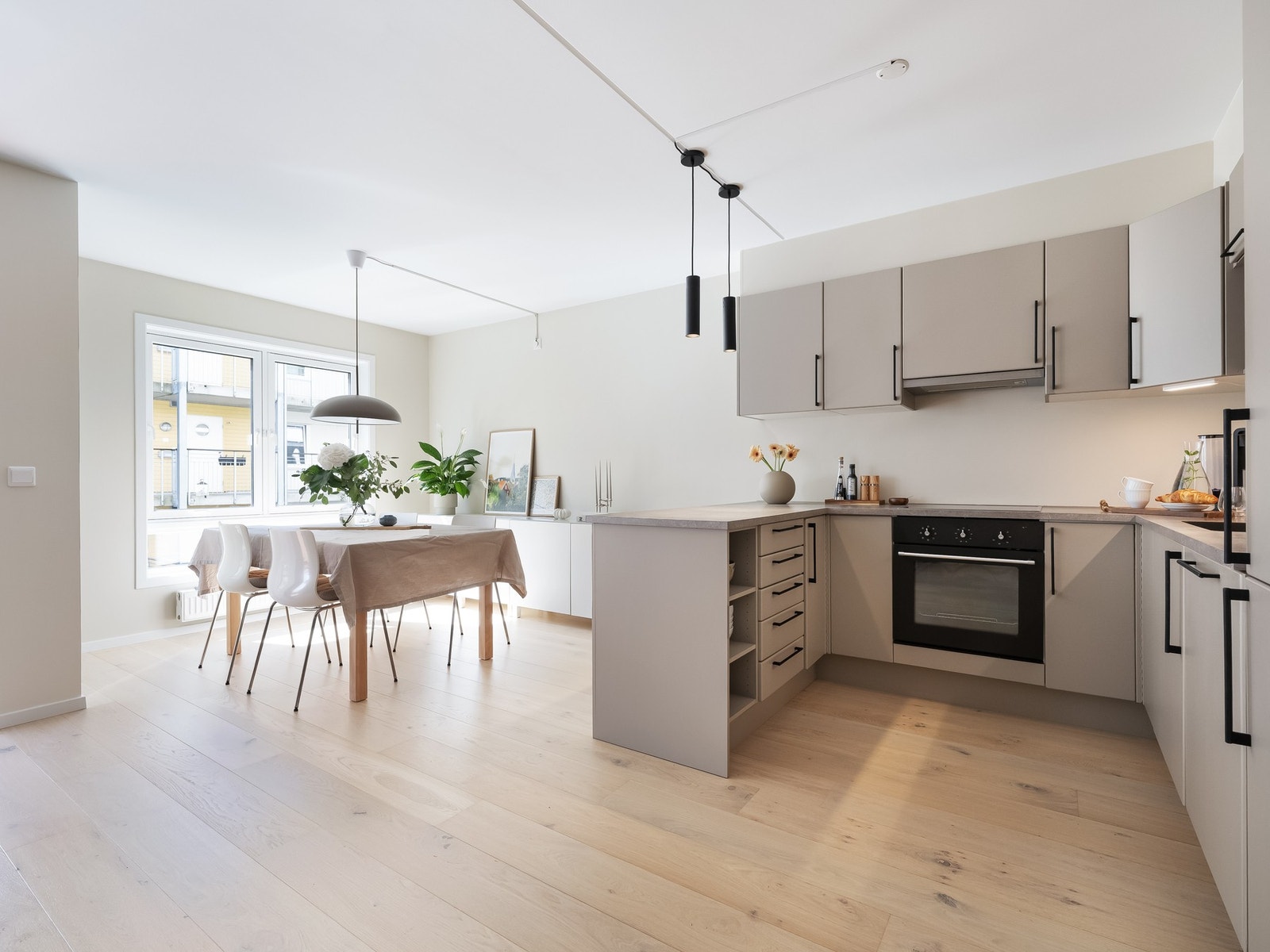 Et moderne og velutstyrt kjøkken med mye benkeplass og oppbevaringsmuligheter. Galleribilde