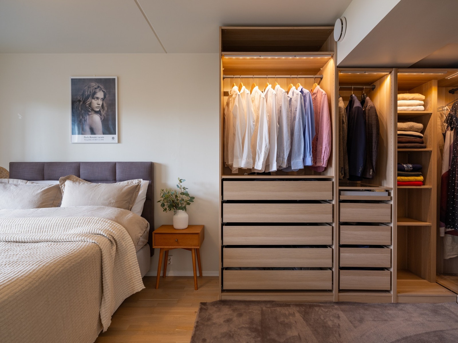 Det er også svært god lagringsplass i en stor garderobe. Galleribilde